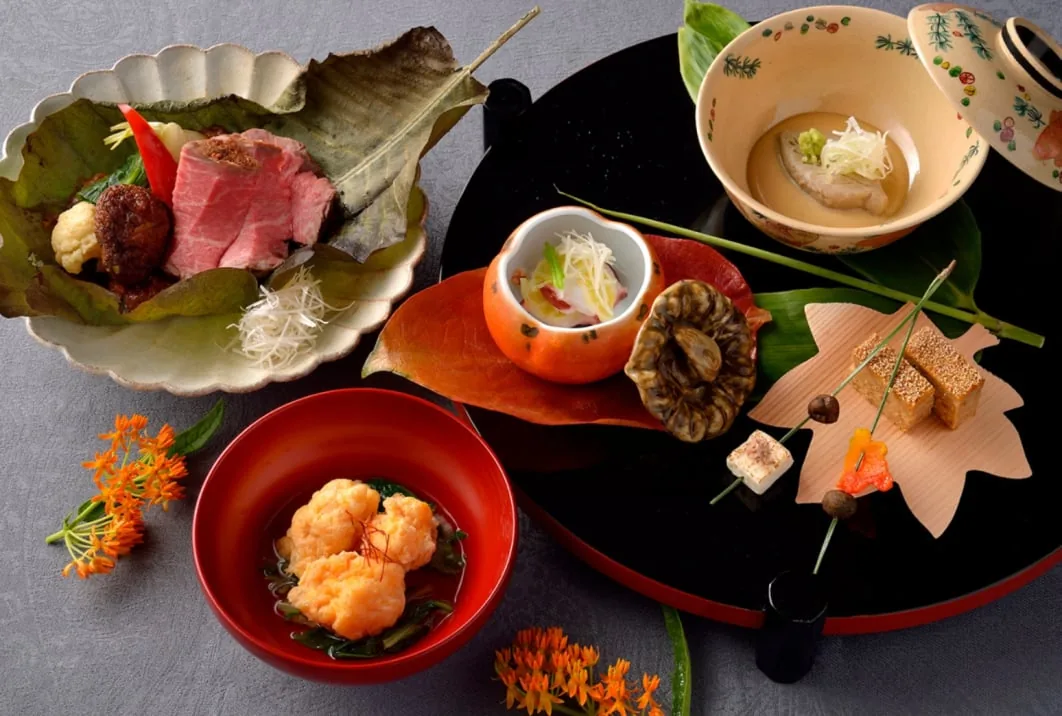 紅葉を添えた秋の懐石料理