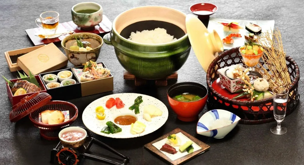 土鍋ご飯と季節の料理が並ぶ和食の膳