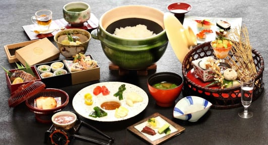 土鍋ご飯と季節の料理が並ぶ和食の膳